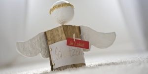 Ideen für Kaminholzengel: Himmlischer Beschützer | Schutzengel nicht nur für die Weihnachtszeit, Flügel mit Gipsbinden, Kopf mit Strukturpaste gestaltet