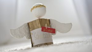 Ideen für Kaminholzengel: Himmlischer Beschützer | Schutzengel nicht nur für die Weihnachtszeit, Flügel mit Gipsbinden, Kopf mit Strukturpaste gestaltet