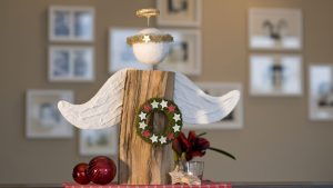 Ideen für Kaminholzengel: Der gute Will | Engel mit Mooskranz, Sternen und einem goldenen Heiligenschein aus Flowerhair, Kopf und Flügel mit Gipsbinden gestaltet
