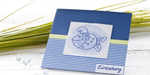 Ideen für Kommunion und Konfirmation: Erleuchtet | Einladung in kräftigem Blau-Weiß mit einem kindgerecht dargestellten Lampenfisch