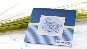 Ideen für Kommunion und Konfirmation: Erleuchtet | Einladung in kräftigem Blau-Weiß mit einem kindgerecht dargestellten Lampenfisch