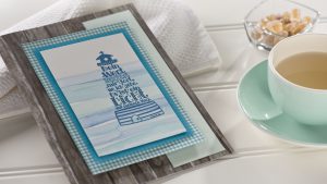 Ideen für Kommunion und Konfirmation: Dein Wort leuchtet | Einladungs- und Grußkarte mit Holzkarton, Meeresfarben und dem BUTTERER STEMPEL Dein Wort leuchtet (stilisierter Leuchtturm)