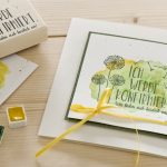 Ideen für die Konfirmation: Ich werde konfirmiert | Einladung in Weiß mit gelb und grün aquarelliertem Hintergrund und dem BUTTERER STEMPEL Pusteblume im Mittelpunkt