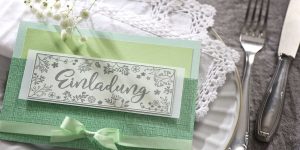 Ideen für besondere Geburtstage: Frisches Grün | Einladung in mehreren Grüntönen mit gestempelten Design im Handlettering-Stil und mit floralen Zeichnungen