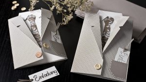 Ideen für besondere Geburtstage: Vom Herrenausstatter | Einladung in Form eines Sakkos mit Hemd und Krawatte mit ausgefallenen Mustern und Accessoires
