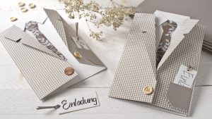 Ideen für besondere Geburtstage: Vom Herrenausstatter | Einladung in Form eines Sakkos mit Hemd und Krawatte mit ausgefallenen Mustern und Accessoires
