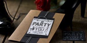 Ideen für besondere Geburtstage: A party without you ... | Einladung in Craft, Weiß und Schwarz mit Glitzer und starkem gestempeltem Design