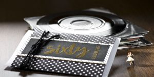 Ideen für besondere Geburtstage: Swinging Sixty | Einladung und Glückwunschkarte in Schwarz, Weiß und Gold mit ausdrucksstarkem gestempelten Schriftzug