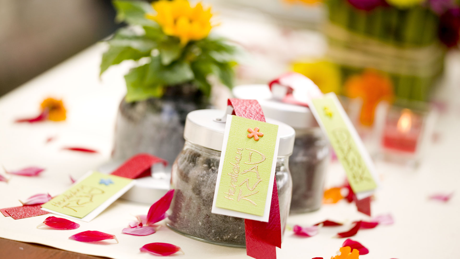 Ideen für Hochzeiten: Bunt wie das Leben | Dankeschön mit Blumensamen in einem dekorativen Einmachglas