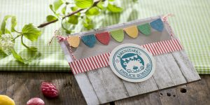 Ideen für den Schulanfang: Bärenstark! | Einladung und Glückwunschkarte in Naturtönen und fröhlichen Bonbonfarben in Kombination mit Holzbrettern und Stempel