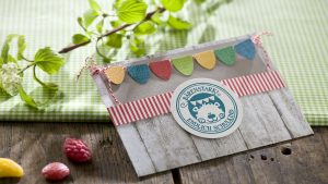 Ideen für den Schulanfang: Bärenstark! | Einladung und Glückwunschkarte in Naturtönen und fröhlichen Bonbonfarben in Kombination mit Holzbrettern und Stempel