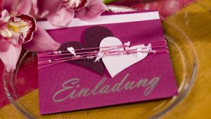 Ideen für Hochzeiten: Heartbeat | Einladung in den Farbtönen Aubergine, Brombeer und Holunder mit vielen Herzen, passenden Perlen und einem großen gestempelten Schriftzug