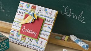 Ideen für den Schulanfang: Einladungskarte zur Einschulung in bunten Farben mit vielen gezeichneten Symbolen