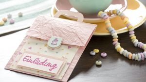 Ideen für den Schulanfang: Mädchentraum | Einladungskarte in Mädchenfarben in Form eines Schulranzens mit gestempelter Prinzessin und Schriftzug