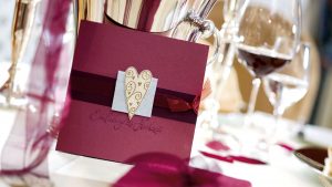 Ideen für Hochzeiten: Romantisch | Einladungskarte in Weinrot, Bordeaux und Champagner mit perlblauem Akzent und gestempeltem Herz in Gold