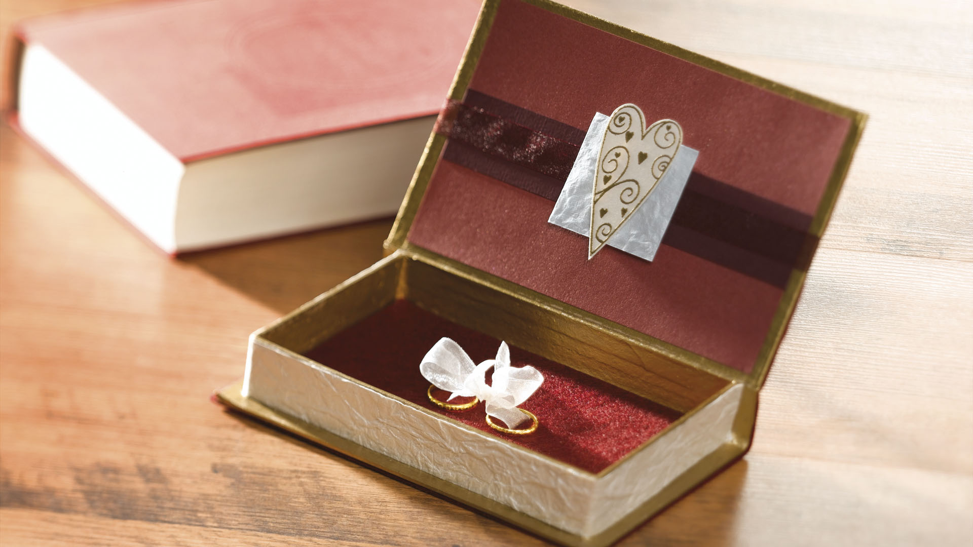 Ideen für Hochzeiten: Romantisch | Passend zur Festpapeterie gestaltete Box für die Ringe