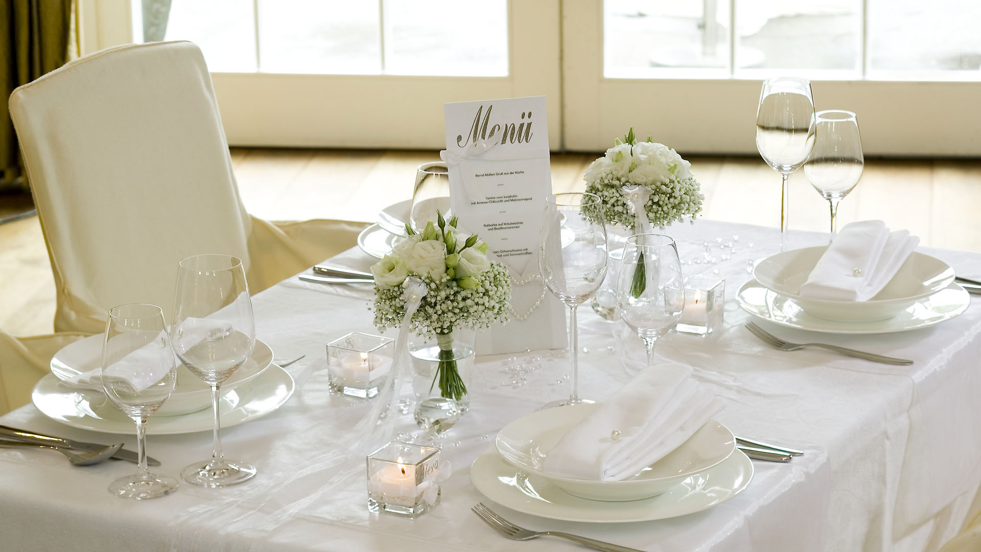 Ideen für Hochzeiten: Ein Traum in Weiß | Menükarte ganz in Weiß mit einem Herz aus Perlen und großem gestempelten Schriftzug in Silber