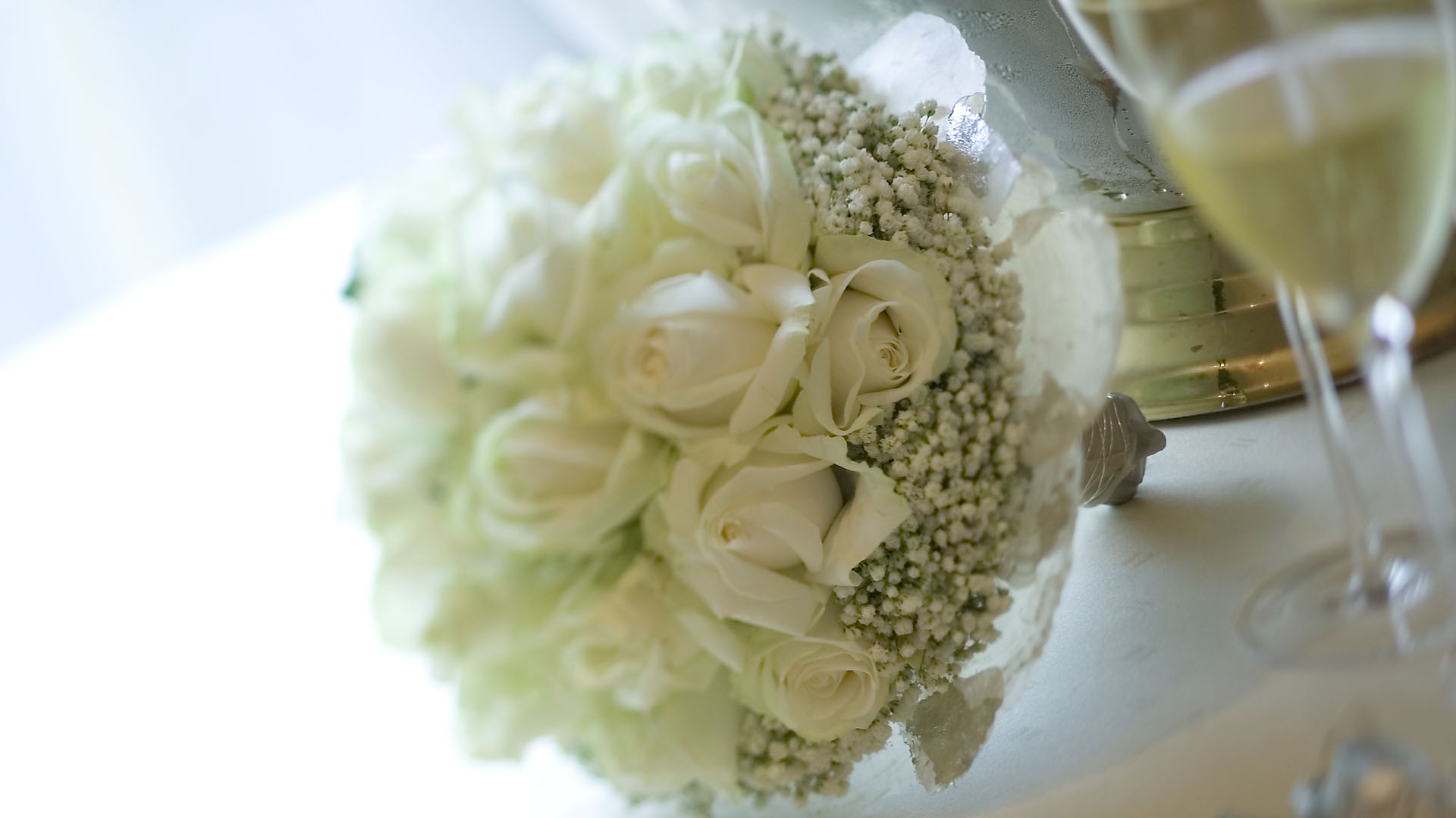 Ideen für Hochzeiten: Ein Traum in Weiß | Brautstrauß mit Lisianthus und Schleierkraut