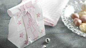 Ideen für Weihnachten: Himmlisch! | Papiertüte für Weihnachtsgebäck und kleine Geschenke mit Engel und Dekoration in Rosa und Pink