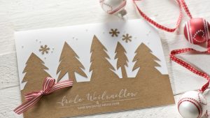 Ideen für die Weihnachtspost: Winterwald | Weihnachtskarte in Natur und Weiß mit Silhouettenschnitt, Schneeflöckchen, kleinen Halbperlen, rot-weiß gestreiftem Band und gestempeltem Schriftzug