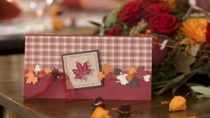 Ideen für Geburtstage: Herbstzeitloses | Einladung in eleganten Herbstfarben mit passendem Karo und Ahornblättern
