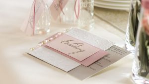 Ideen für Geburtstage: Lebensfreude | Einladungskarte in Altrosa, zartem Rosa, Offwhite und Taupe mit dekorativem Perlenschmuck