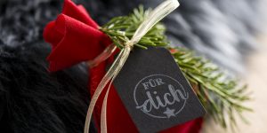 Ideen für die Weihnachtspost: Für dich | Geschenkanhänger in Schwarz mit weiß gestempeltem Design im Chalky-Stil