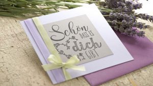 Ideen für Glückwünsche: Schön, dass es dich gibt | Grußkarte in Lavendel mit gestempeltem Motiv im Handlettering-Stil