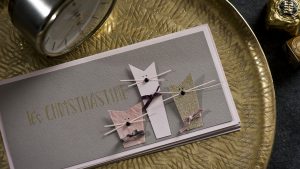 Ideen für die Weihnachtspost: Cats | Weihnachtskarte in Taupe, Rosé und gold mit stylischen Katzen und gestempeltem Schriftzug