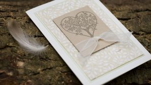 Ideen für Hochzeiten: Baum der Liebe | Einladung und Glückwunschkarte in Weiß und Taupe mit Batikpapier und wunderschönem Stempelmotiv