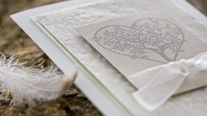 Ideen für Hochzeiten: Baum der Liebe | Einladung und Glückwunschkarte in Weiß und Taupe mit Batikpapier und wunderschönem Stempelmotiv