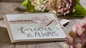 Ideen für Hochzeiten: Forever and always | Einladung und Glückwunschkarte in Taupe, Offwhite und Ashrose mit personalisiertem Herz und handgelettertem Schriftzug