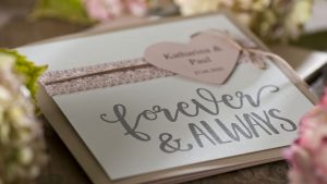Ideen für Hochzeiten: Forever and always | Einladung und Glückwunschkarte in Taupe, Offwhite und Ashrose mit personalisiertem Herz und handgelettertem Schriftzug