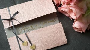 Ideen für Hochzeiten: Hand in Hand ein Leben lang | Einladung und Glückwunschkarte in Rosa, Grau und starkem Gold mit kalligrafiertem Schriftzug und Glitzer