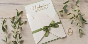 Ideen für Hochzeiten: In Liebe verbunden | Einladung in edlem Weiß, Gold und natürlichem Grün mit handgelettertem Schriftzug