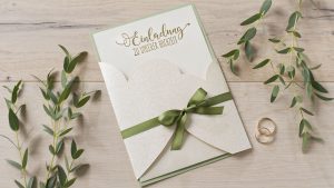 Ideen für Hochzeiten: In Liebe verbunden | Einladung in edlem Weiß, Gold und natürlichem Grün mit handgelettertem Schriftzug
