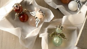 Ideen für Weihnachten: Edle Schutzengel | Glücksbringer aus Halbedelsteinen mit Flügeln aus Metall