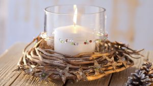 Ideen für Weihnachten: Winterliches Windlicht | Kerzenglas in einem Rebenkranz dekoriert mit Birkensternen und Perlen