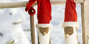 Ideen für Weihnachten: Knuffige Gesellen | Nikoläuse aus Holzpalisaden mit Strukturpaste, Modellierfilz und Weihnachtskugel