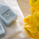 Ideen für Kommunion und Konfirmation: Alle unter einem Dach | zarte blaue Seifenstücke in Form von Häusern mit christlichem Fisch oder Schriftzug