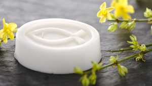Ideen für Kommunion und Konfirmation: Ein Schmuckstück | ovale Seife ganz puristisch in Weiß mit großem christlichen Symbol
