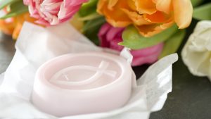 Ideen für Kommunion und Konfirmation: Frühlingsgefühle | zartrosa Seifenstück mit großem christlichem Fisch