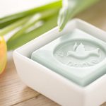 Ideen für Kommunion und Konfirmation: Ein Friedensbotschafter | Quadratisches Seifenstück mit Taube und Schriftzug Danke in zartem Grün