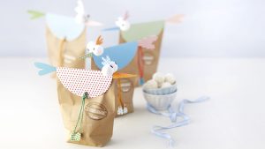 Ideen für den Frühling: Osterglück in Tüten | Hühner und Vögel als fröhliche Verpackung für süße Geschenke aus Papiertüten und Motivkartons