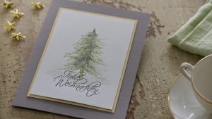 Ideen für die Weihnachtspost: Oh Tannenbaum | Kunstvoll mit leichter Hand skizzierter Tannenbaum als Motiv einer stimmungsvollen Weihnachtskarte in Weiß, Taupe und Gold mit gestempeltem Schriftzug