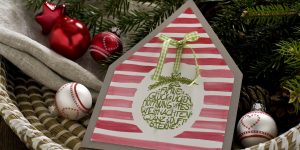 Ideen für die Weihnachtspost: Weihnachtsglück | Weihnachtskarte in Form eines Hauses mit aquarelliertem Hintergrund und gestempeltem Motiv im Handlettering-Stil