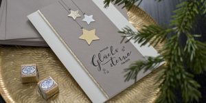 Ideen für die Weihnachtspost: Sternenglanz | Weihnachtskarte für Grüße, Gutscheine oder Geldgeschenke in Weiß, Taupe, Gold und Silber mit ausgestanzten Sternen und dekorativem, gestempeltem Schriftzug