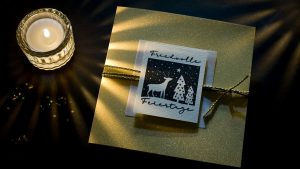 Ideen für die Weihnachtspost: Friedvolle Feiertage | Quadratische Weihnachtskarte in Gold, Weiß und Schwarz mit idyllischem, gestempeltem Motiv