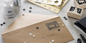 Ideen für Weihnachten: Ganz besondere Weihnachtspost | weihnachtlich dekoriertes Kuvert für Grüße, Gutscheine und Geldgeschenke in Natur, Schwarz und Gold mit gestempelter Briefmarke