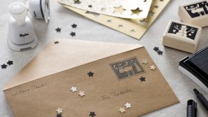 Ideen für Weihnachten: Ganz besondere Weihnachtspost | weihnachtlich dekoriertes Kuvert für Grüße, Gutscheine und Geldgeschenke in Natur, Schwarz und Gold mit gestempelter Briefmarke